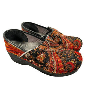 DANSKO Vegan Clogs‎ Size 36 Red Shimmer Paisley Tapestry Velvet Wedges Comfort